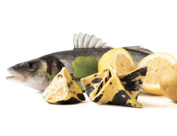 Ravioli shumëngjyrësh me levrek, lëkurë limoni dhe patate