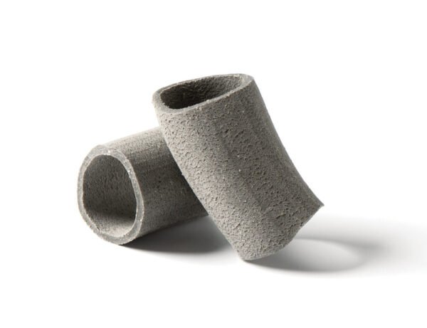 Paccheri me bojë kallamarësh të tërhequra në bronz